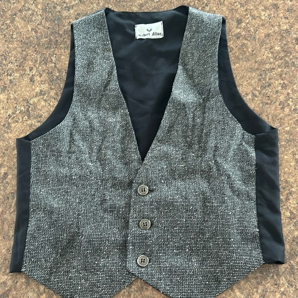 Cute little vest - Picture 1 of 3